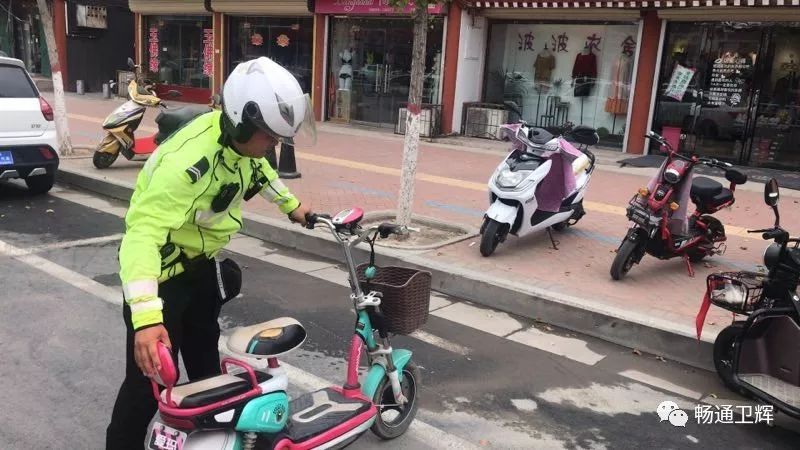 盲人愤怒将占用盲道的电动车推倒