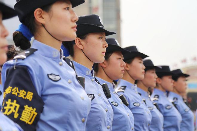 震区辅警挖到儿女生前衣物跪地痛哭