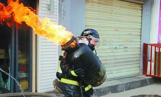 投喂南方游客的尔滨小孩哥火了