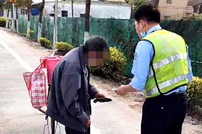 女孩跨年夜迷路民警开启带娃模式