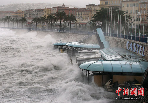 巨浪袭击秘鲁北部 超百处海滩关闭