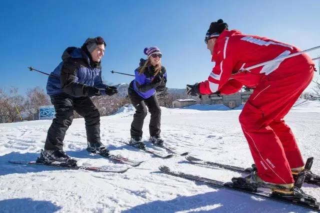 爸爸带娃滑雪撬主打一个相互信任